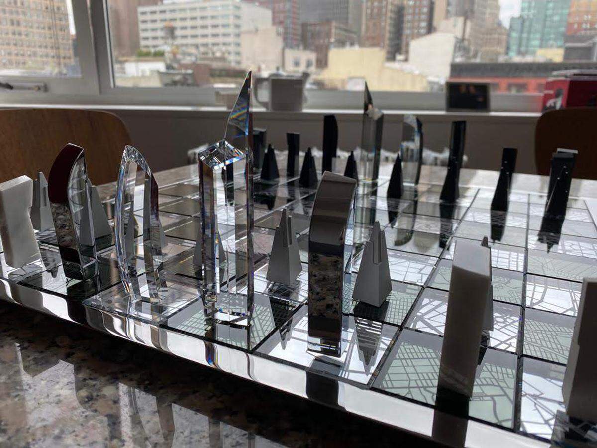 Der Architekt und Designer Daniel Libeskind lebt zurzeit in seiner New Yorker Wohnung mitten in Manhattan. Hier kommt auch sein ‚Architecture &amp; The City‘ Schachspiel mit eingravierten Stadtplänen von Mailand und New York – seinen bevorzugten Arbeits- und Wohnstätten – zur Geltung.