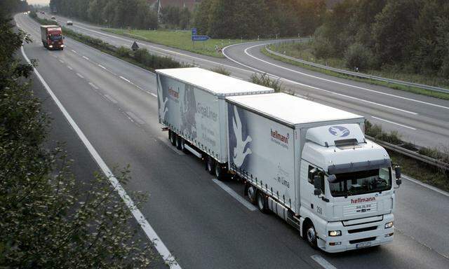 Riesen-Lkw mit 25 Meter Länge sollen für den grenzüberschreitenden Verkehr zugelassen werden.  