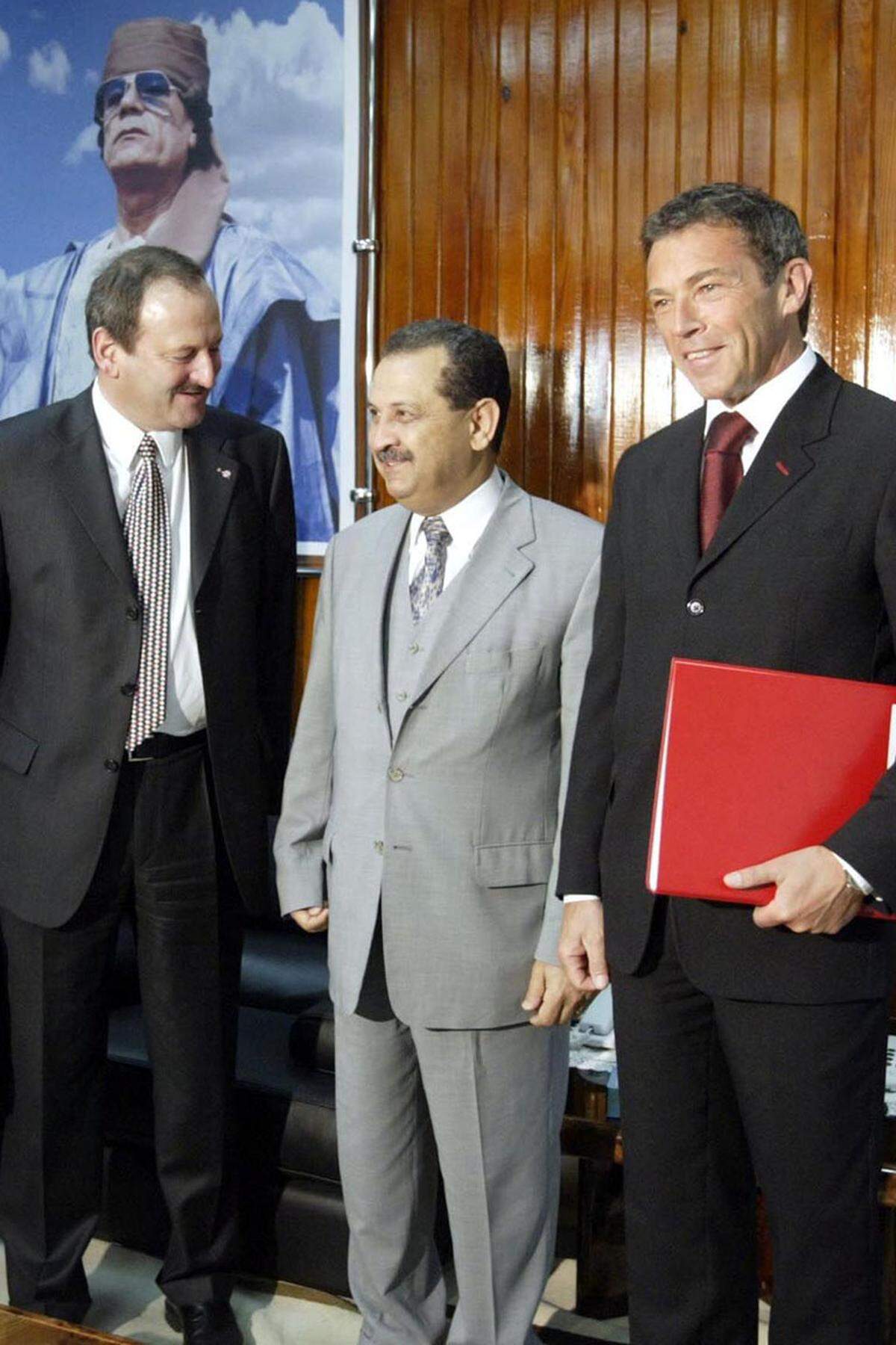 Der am Sonntag tot in der Neuen Donau aufgefundene libysche Ex-Premier Shukri Ghanem ist mit Wien eng verbunden gewesen. Der ehemalige Gaddafi-Gefolgsmann war zuletzt in der Donaustadt (22. Bezirk) wohnhaft. (Bild: Ghanem mit Hubert Gorbach und Jörg Haider 2004 in Tripolis)