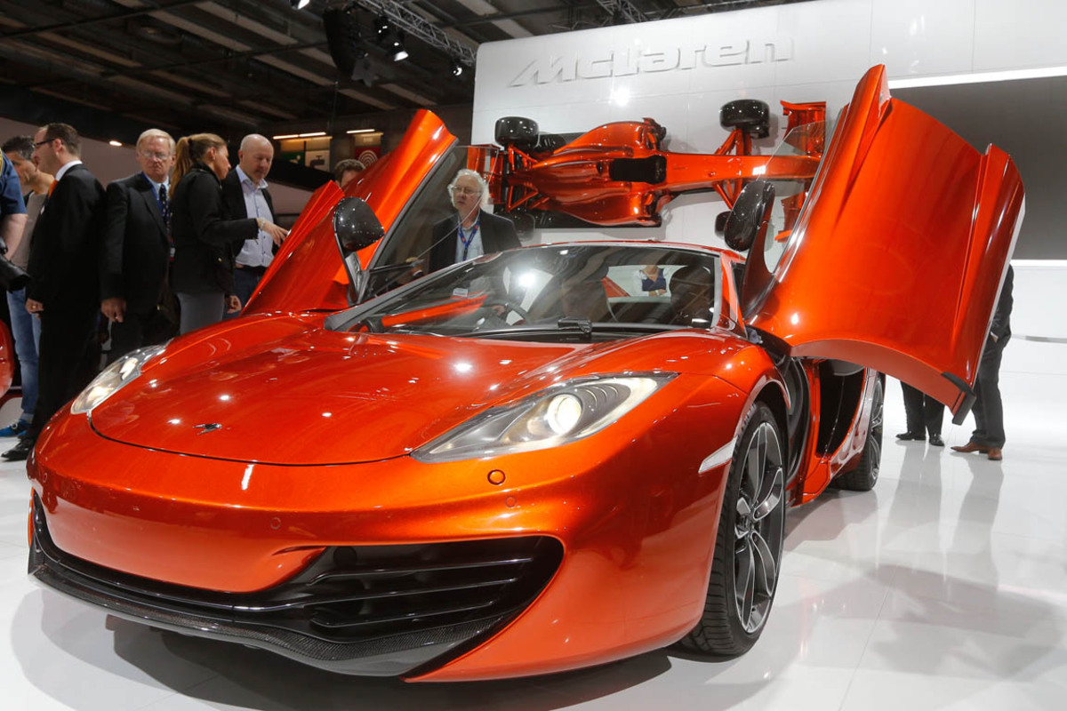 Damit den Besuchern des Autosalons nicht langweilig wird, sind bei der Messe natürlich auch etwas spektakulärere Autos zu sehen. Zum Beispiel der McLaren MP4-12C. Als "ultimativen Sportwagen" bezeichnet das Unternehmen das Fahrzeug.