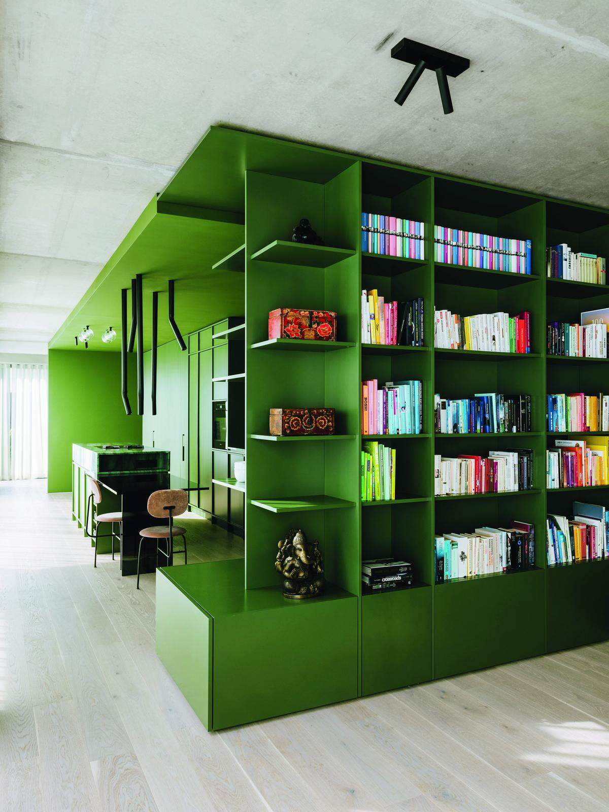 Die äußere Hülle der Green Box dient als Hausbibliothek.