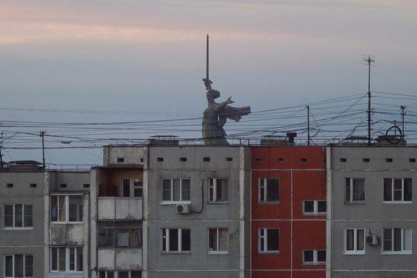 Weil er für das Raumfahrtunternehmen RKZ Progress in Samra im Südosten Russlands arbeitete, durfte Arseniy Kotov ein paar Jahre nicht ins Ausland reisen - außer in Länder der ehemaligen Sowjetunion. Der Fotograf machte ausgiebig davon Gebrauch, reiste innerhalb von vier Jahren in mehr als 200 Städte. Seine Fotos sind nun als Bildband erschienen: "Soviet Cities" (Fuel Publishing). Hier zu sehen ist die Mutter-Heimat-Statue in Wolgograd, dem ehemaligen Stalingrad. (Text: her)