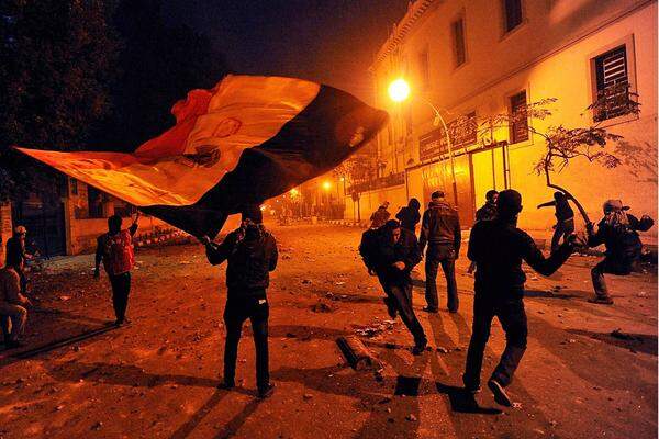 Journalisten berichteten bereits in der Nacht von "Menschen mit Macheten und Messern", die auf die Sicherheitskräfte losgehen. Der Grund: In Port Said stürmten Fans des heimischen Teams Al-Masry das Spielfeld und machten Jagd auf Spieler der Kairoer Gastmannschaft Al-Ahli.