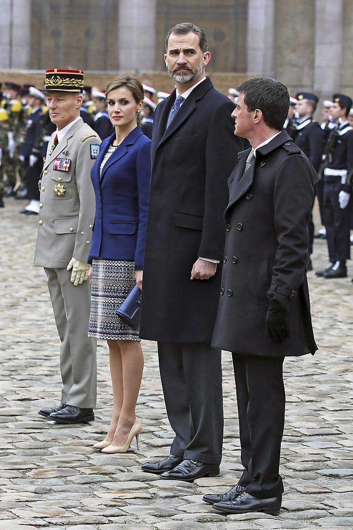 Spaniens König Felipe und seine Gattin Letizia waren gerade auf Staatsbesuch in Frankreich (rechts: Premierminister Manuel Valls), als sie die Nachricht von dem Unglück ereilte.
