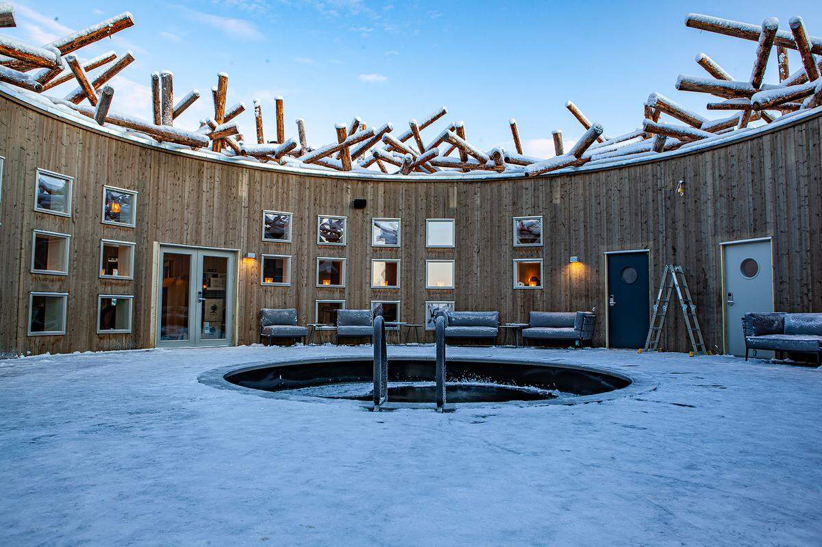 Das (Eis)Bad in der Mitte des schwimmenden Hotels Kalte Bäder sind Teil der Swedischen Kultur. Drei verschiedene Saunen stehen Besuchern für das besondere Spa-Erlebnis zur Verfügung.