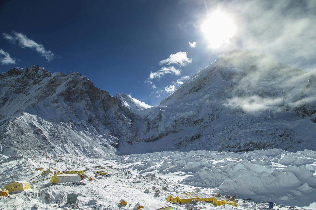 Zum Zeitpunkt des Unglücks hielten sich etwa 1000 Menschen im Basislager auf. Der bekannte US-Bergsteiger Alan Arnette schrieb aus dem Basislager, fast alle Teams um ihn herum hätten das Camp verlassen oder bereiteten sich darauf vor. Sie würden in dieser Saison den Everest nicht mehr von der Südseite aus besteigen.