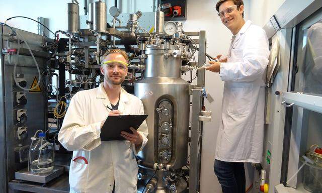 Oliver Spadiut (l.) und David Wurm halten in Bioreaktoren an der TU Wien lebende Zellen von Archaebakterien, die ursprünglich aus vulkanischen Gebieten stammen.