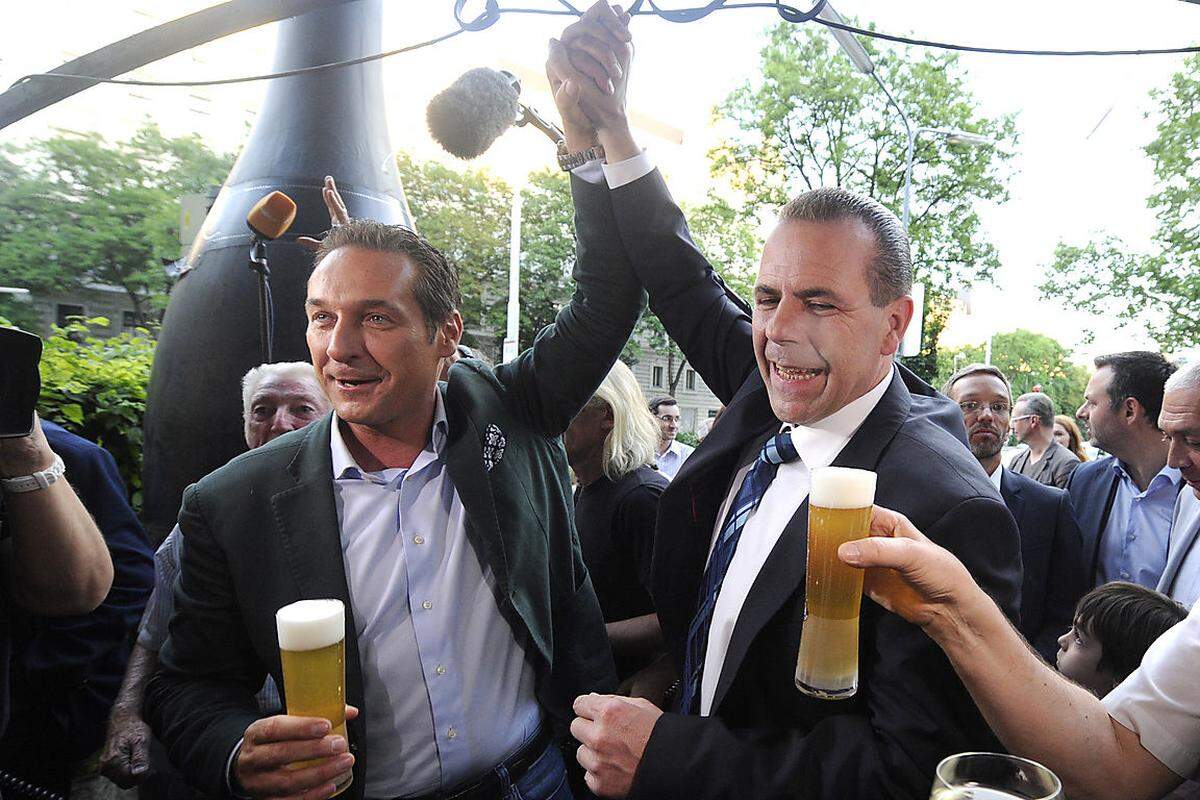 "Wir haben überall in Europa stark zugelegt", freute sich Strache und prostete Vilimsky mit einem Glas Bier zu. Dieser gab sich erleichtert: Der Wahlkampf sei ein "Marathonprogramm" gewesen. Sein Ziel hat er dabei aber nicht aus den Augen verloren: "Dieses Europa muss zurück in die Hände seiner Bevölkerung", so Vilimsky.
