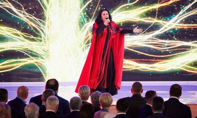 Die Song-Contest-Sängerin Jamala eröffnete die Krim-Plattform mit einem Ständchen.