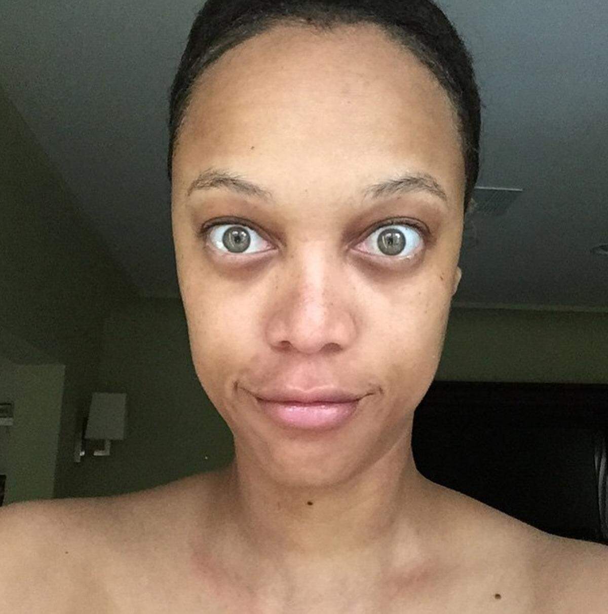 Den Mut sich ohne Make-up der Öffentlichkeit zu präsentieren hat Tyra Banks. Auch wenn sie sich mit ihren Augenringen unzufrieden zeigt, steht sie zu ihrer ungeschminkten Haut.