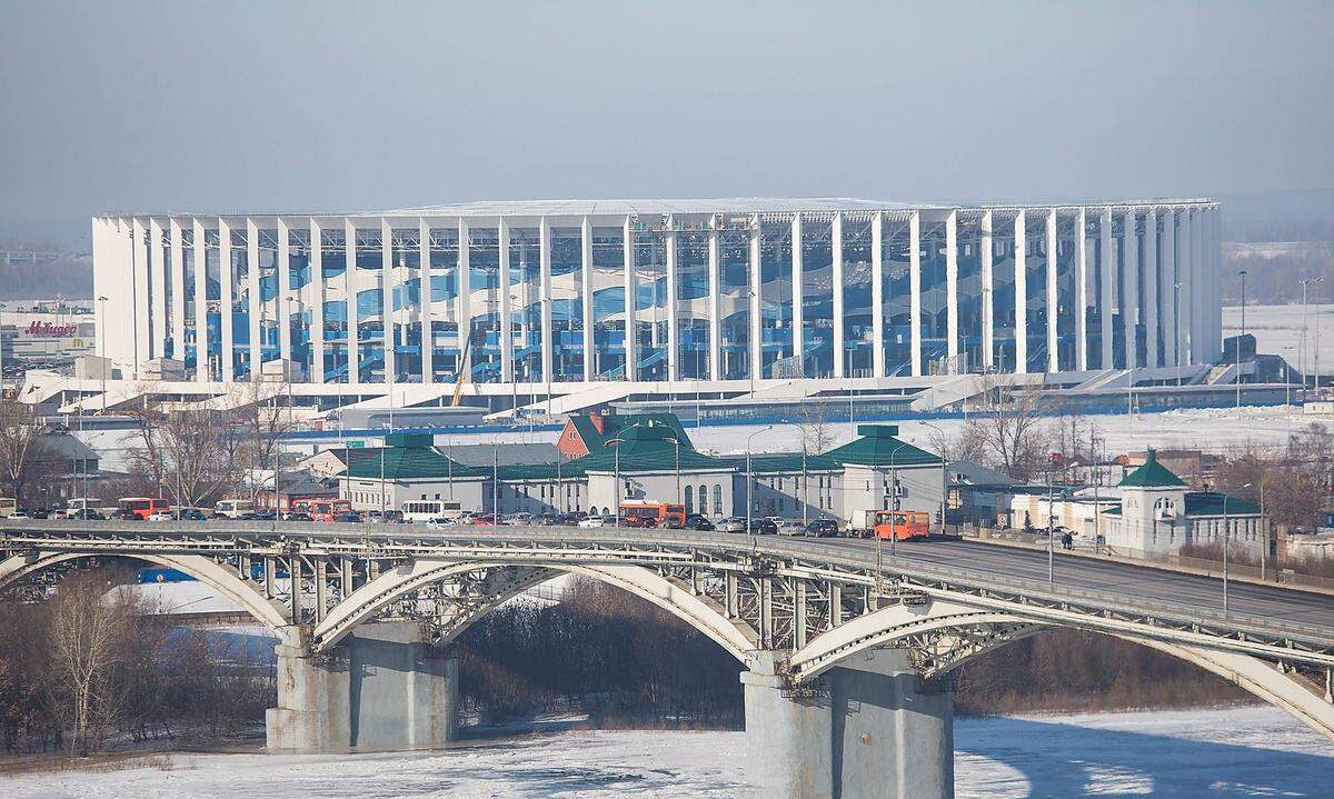 Das Stadion Nischni Nowgorod wurde ebenfalls eigens für die Weltmeisterschaft errichtet. Es befindet sich in der gleichnamigen Stadt am Ufer der Wolga und hat 44.899 Plätze. In dieser Anlage werden sechs (vier Gruppen-, ein Achtelfinal- und ein Viertfinalspiel) WM-Matches gespielt. Durch das blau-karierte Dach, die blauen Sitze und den wellenförmigen Zuschauerrang sieht das Stadion wie ein riesiger Whirlpool aus. Die Außenfassade ist durch weiße Säulen gekennzeichnet. Das Metallkonstrukt am Dach hat ein Gewicht von 11.000 Tonnen.