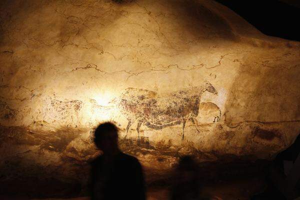 Dieser Schatz der Menschheitsgeschichte konnte früher durchaus besucht werden. Die Höhle von Lascaux wurde 1940 in Frankreich entdeckt und beinhaltet einige der ältesten Höhlenmalereien überhaupt. Bereits 1963 wurde sie aber für Besucher geschlossen, da die Bilder anfingen, sich durch das ausgeatmete CO2 der bis zu 1500 Besucher täglich zu zersetzen. Nur 200 Meter vom Eingang der Original-Höhle entfernt wurde die Höhle Lascaux II eröffnet, die für Besucher offen steht. Dabei handelt es sich um eine detailgetreue Nachbildung der echten Höhle, in der alle Wandmalereien vertreten sind, und mit interaktiven Elementen zusätzlich auch erklärt werden.