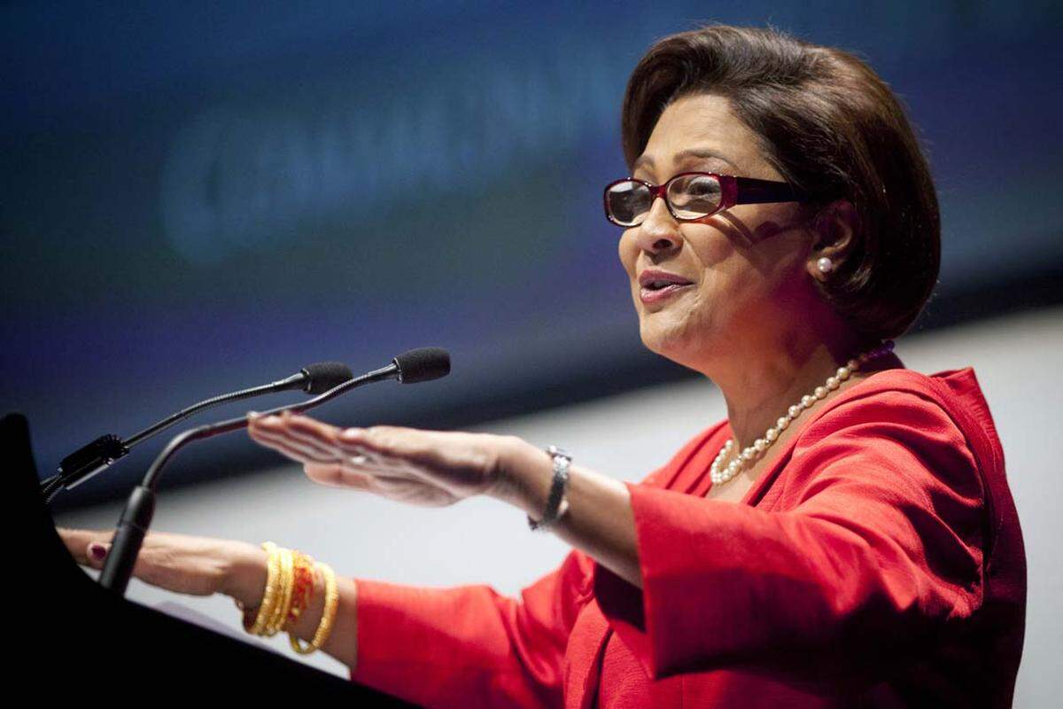 Die indischstämmige Premierministerin von Trinidad und Tobago zeigt sich in der Regel in farbenprächtigen, schimmernden Outfits, beim Schmuck darf es bei ihr gern ein bisschen mehr sein.