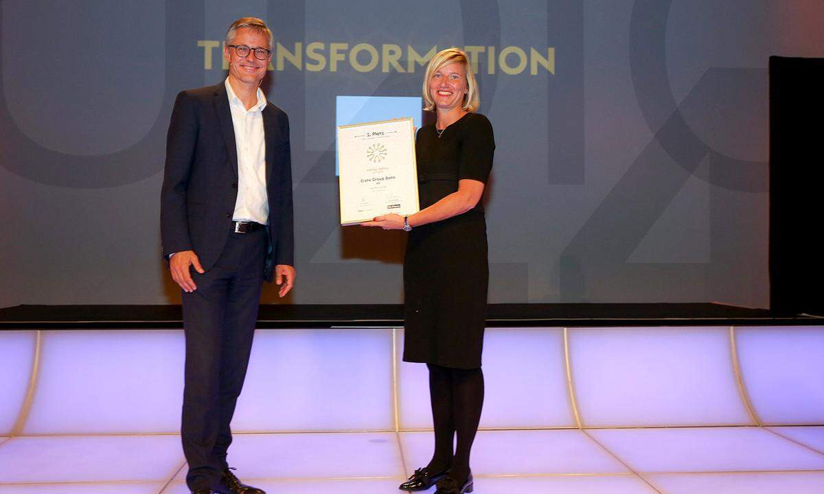 Den Award für Platz drei in der Kategorie Transformation überreichte Drei CEO Jan Trionow an Kathrin Gfall-Gapp, Managing Director, Head of Group Transaction Documentation der Erste Group Bank AG für eine geniale Anwendung von Blockchain im Finanzbereich – die gar nichts mit Kryptowährungen zu tun hat.