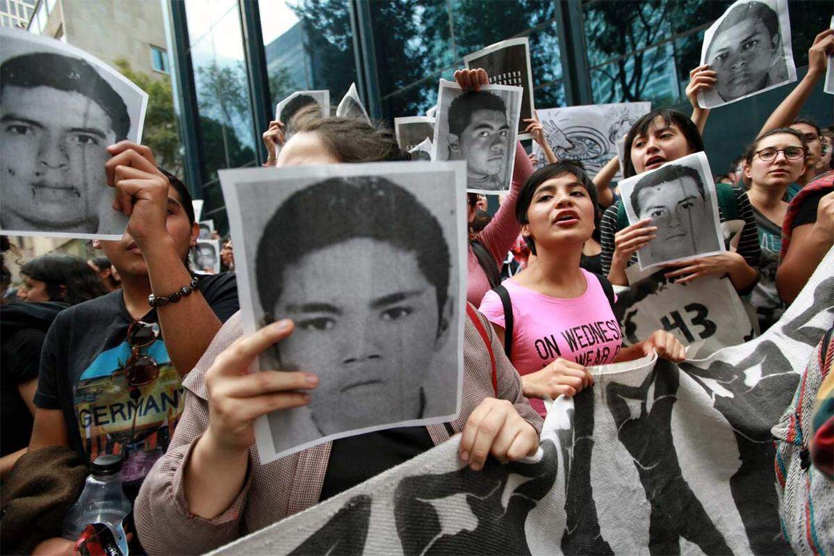 Mexikanische Studenten wollen wissen, was aus ihren 43 verschwundenen Kommilitonen wurde: Der mutmaßliche Mord an den jungen Leuten Ende September hat ein Schlaglicht auf die engen Verbindungen zwischen Politikern, Polizisten und Kriminellen geworfen.
