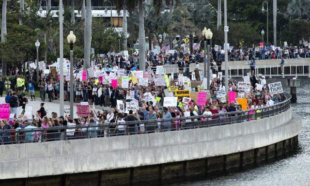 Die Proteste gegen seine Immigrationspolitik verfolgen den Präsidenten bis nach West Palm Beach in Florida, vor die Tore seiner Ferienresidenz Mar-a-Lago.