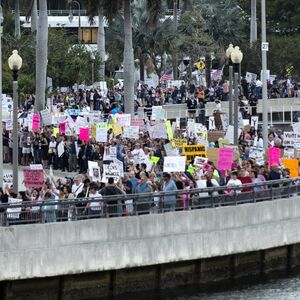 Die Proteste gegen seine Immigrationspolitik verfolgen den Präsidenten bis nach West Palm Beach in Florida, vor die Tore seiner Ferienresidenz Mar-a-Lago.