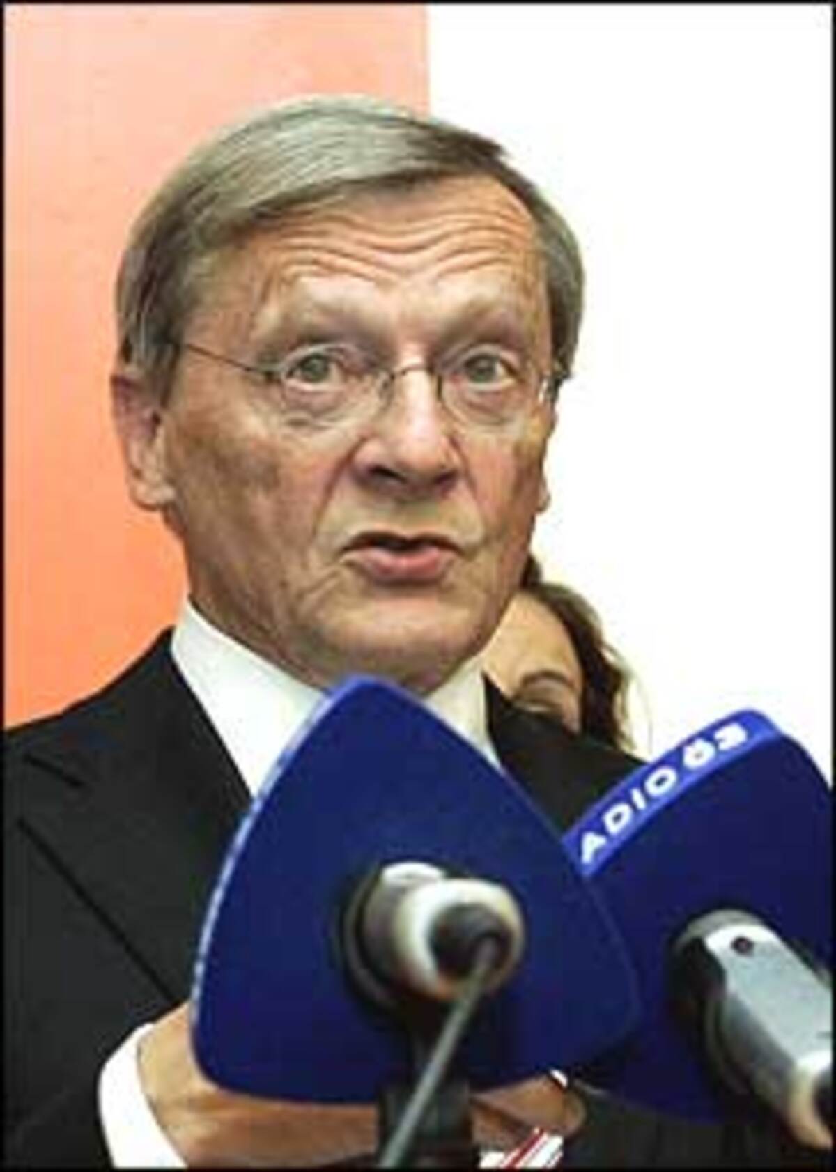 "Solange jedenfalls diese Dreiermehrheiten, diese Koalition Gusenbauer-Strache-Van der Bellen gegen uns eingesetzt wird." ÖVP-Chef Wolfgang Schüssel unterbricht die Koalitionsverhandlungen.