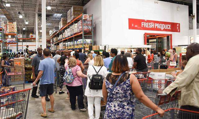 Bei Costco in Nord-Miami herrscht reger Andrang.