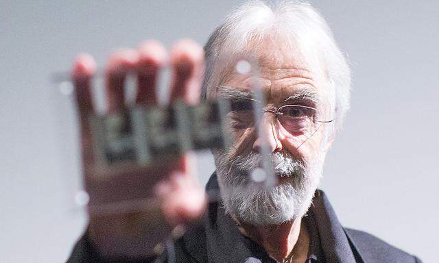 Haneke mit seiner Sonderbriefmarke 