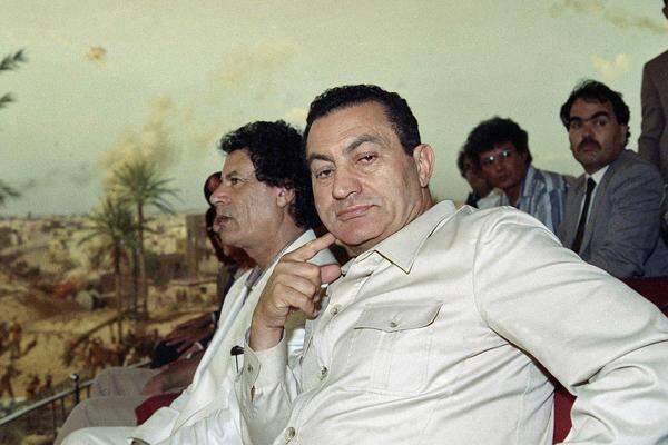 Das Amt des Staatschefs übernahm Mubarak im Oktober 1981, nachdem sein Vorgänger, Anwar al-Sadat, einem Attentat islamischer Extremisten zum Opfer gefallen war. In den nächsten Jahren führte Mubarak sein Land, das nach dem Friedensvertrag 1979 mit Israel in der Region isoliert war, wieder in den Kreis der arabischen Staaten zurück.