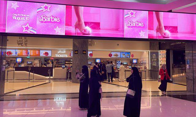 Frauen vorigen August vor einem Kino in Riad, auf dem Programm steht der Film „Barbie“.