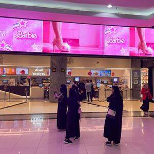 Frauen vorigen August vor einem Kino in Riad, auf dem Programm steht der Film „Barbie“.