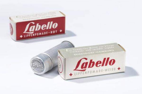 Der Labello (Beiersdorf) ist schon längst ein Synonym für Lippenpflegestifte geworden. Der Name ist übrigens eine eine Kreation aus den lateinischen Worten "labius" (Lippe) und "bellus" (schön).