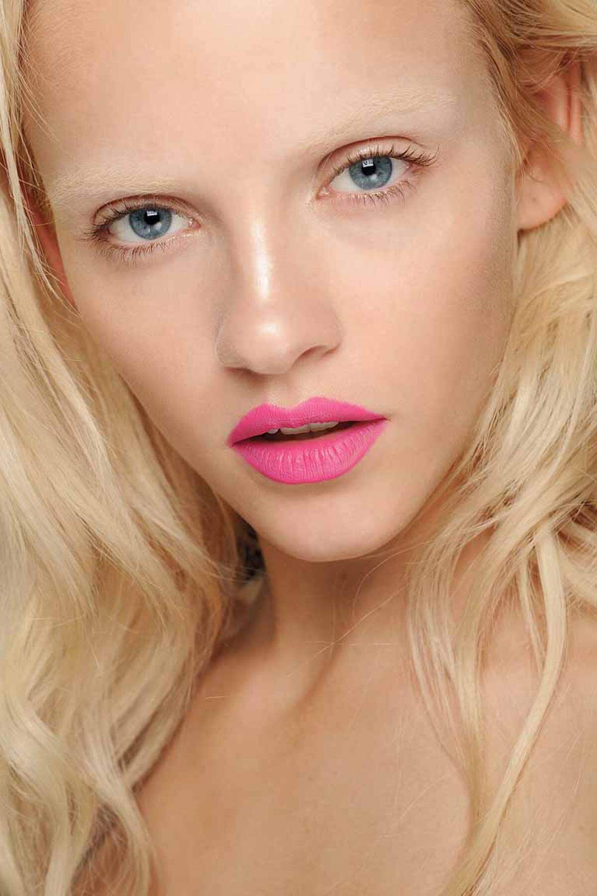 Pinkfarbene Lippen stehen beim Make-up von Giles  im Mittelpunkt.