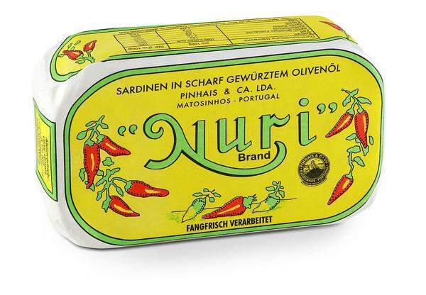 Frische Sardinen, per Hand geschnitten, händisch in Konservendosen ge- und in Papier verpackt: Die Nuri-Fischkonserve aus Portugal hat sich über die Jahre einen Namen als Original gemacht.
