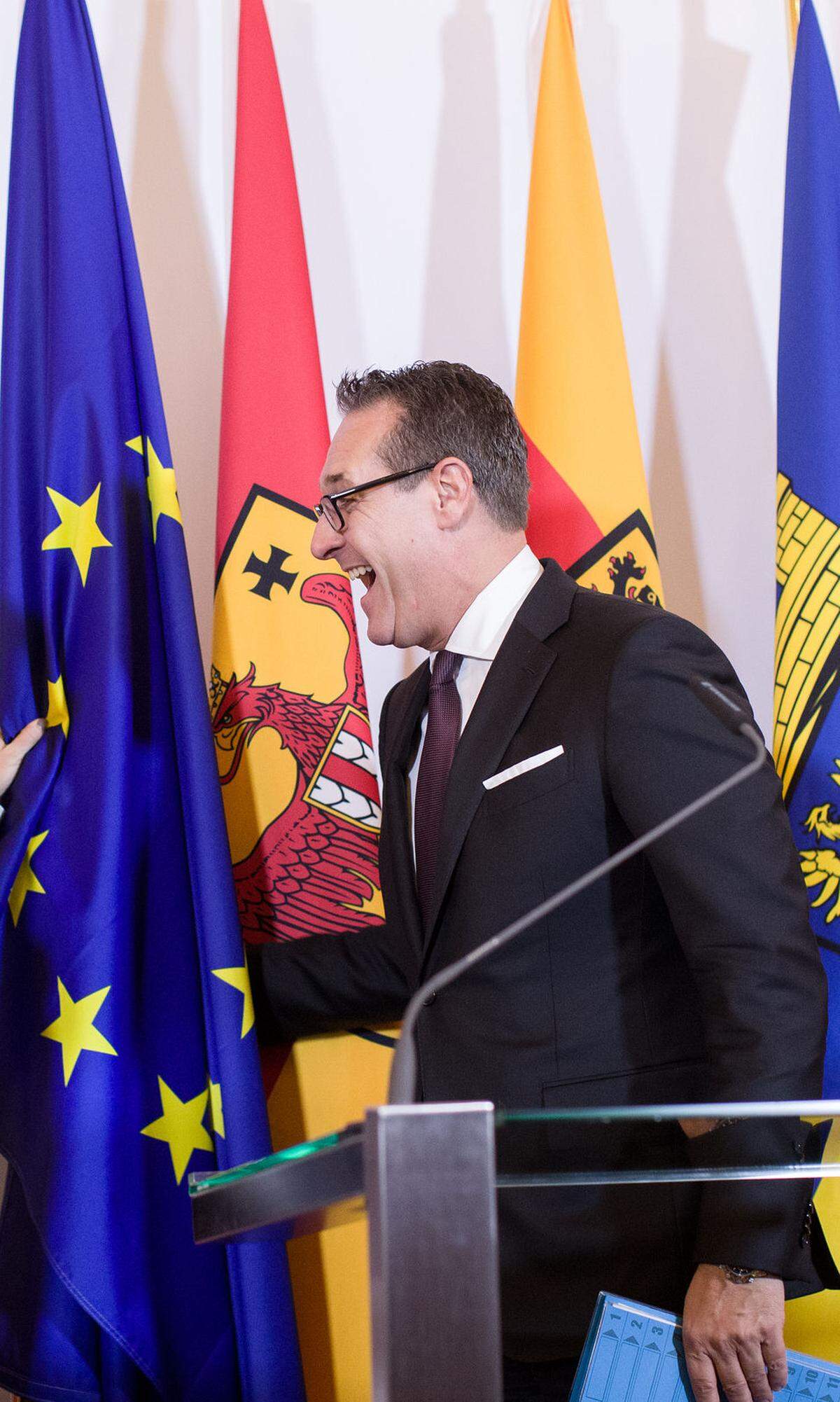"Ich habe heute die EU gerettet und aufgefangen." FPÖ-Chef Heinz-Christian Strache hob eine fallende EU-Flagge auf.