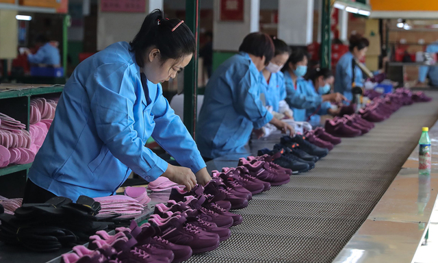 Chinas Fabriksarbeiter haben Gewerkschaften, bei denen sie sich theoretisch über ihre harte Arbeit beschweren könnten. Nur vertreten die Funktionäre eher die Interessen ihrer Bosse.