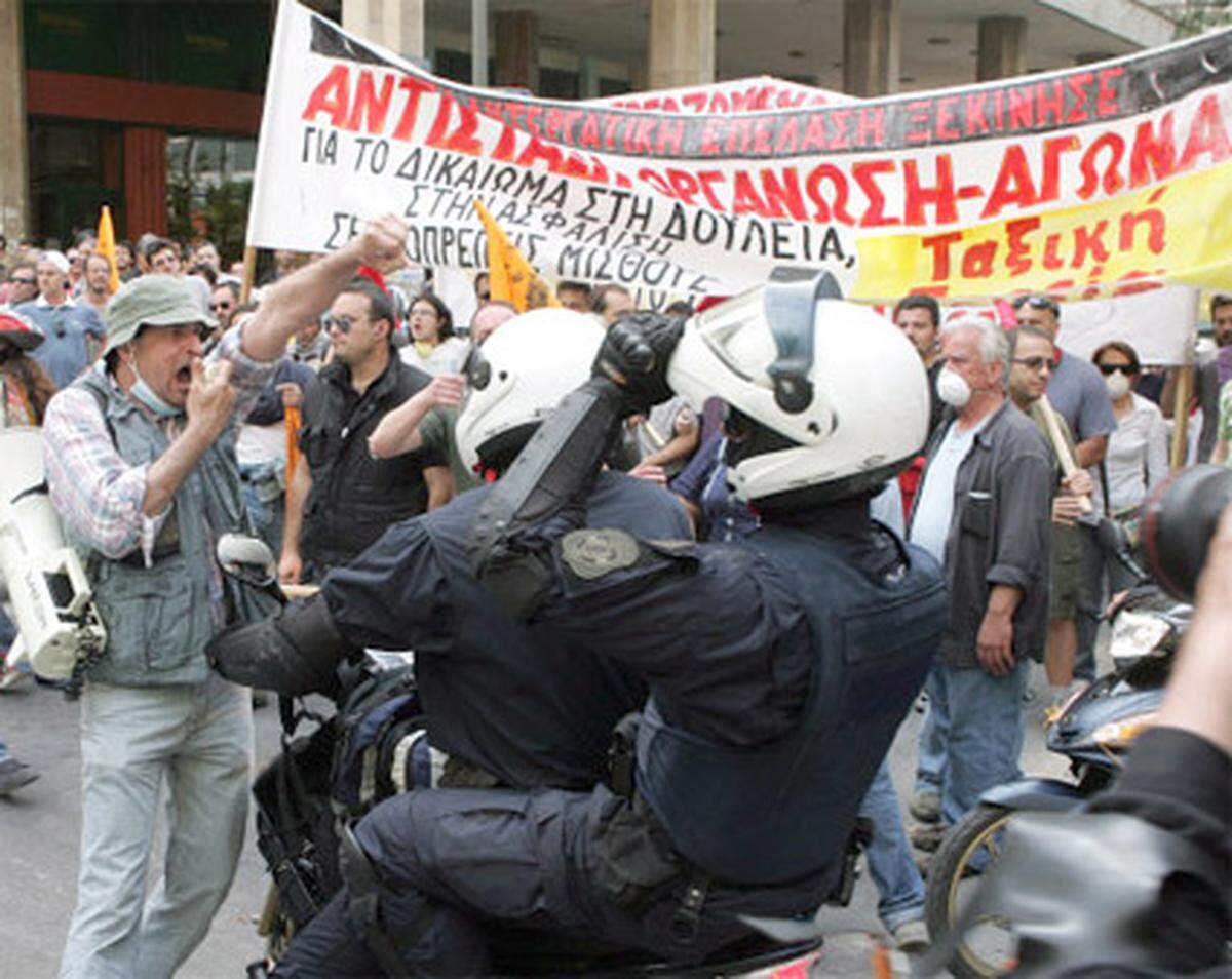 Der griechische Ministerpräsident Giorgos Papandreou hat den Tod unschuldiger Menschen in Athen schärfstens verurteilt. "Wir sind zutiefst erschüttert über den ungerechten Tod der drei Bankangestellten, unserer Mitbürger, die Opfer eines Mordanschlags wurden", sagte der sozialistische Politiker vor dem Parlament in Athen.
