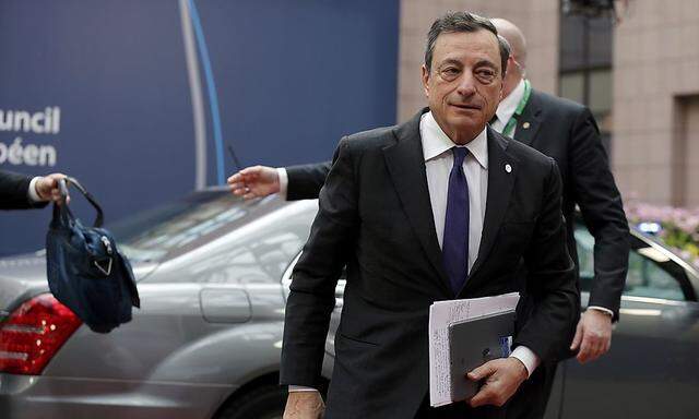 EZB-Chef Draghi erklärt den EU-Regierungschefs die Situation in Brüssel.