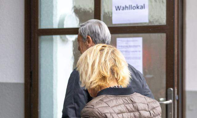 Der Eingang zu einen Wahllokal im Rahmen der Tiroler Landtagswahl 