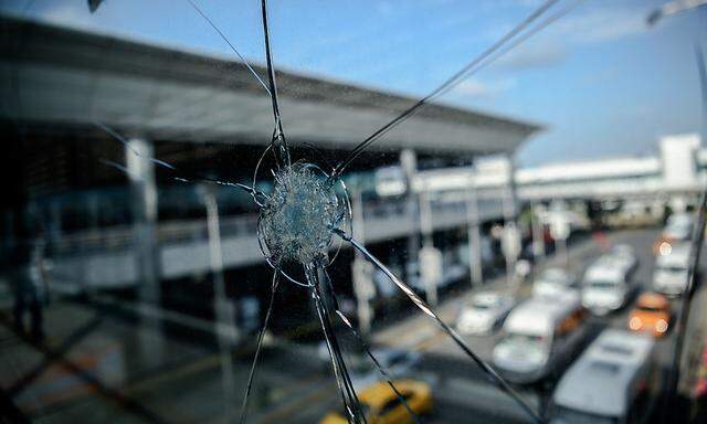 Eine eingeschossene Scheibe nach dem Attentat auf den Istanbuler Flughafen.