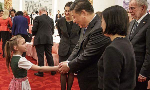 Doch auch die österreichische Seite wusste sich zu präsentieren: Die siebenjährige österreichischen Geigerin Anna Cäcilia Pföß spielte während des Staatsbanketts am Sonntag auf Mozarts Kindergeige auf. (Hier mit Staatschef Xi Jinping)