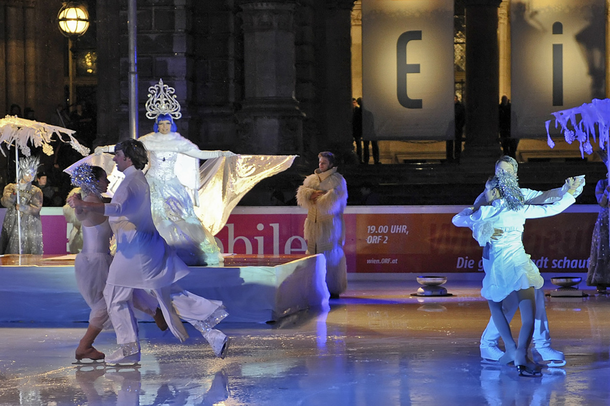 Nach einer Showeinlage mit Tanz, Akrobatik und einer Trommelperformance hieß es "Eis frei" für hauptsächlich jugendliche, niederschlagsresistente Freizeitsportler. Sie wagten sich trotz unwirtlichen Wetters aufs spiegelglatte Parkett, schließlich war der Besuch an diesem Abend gratis.