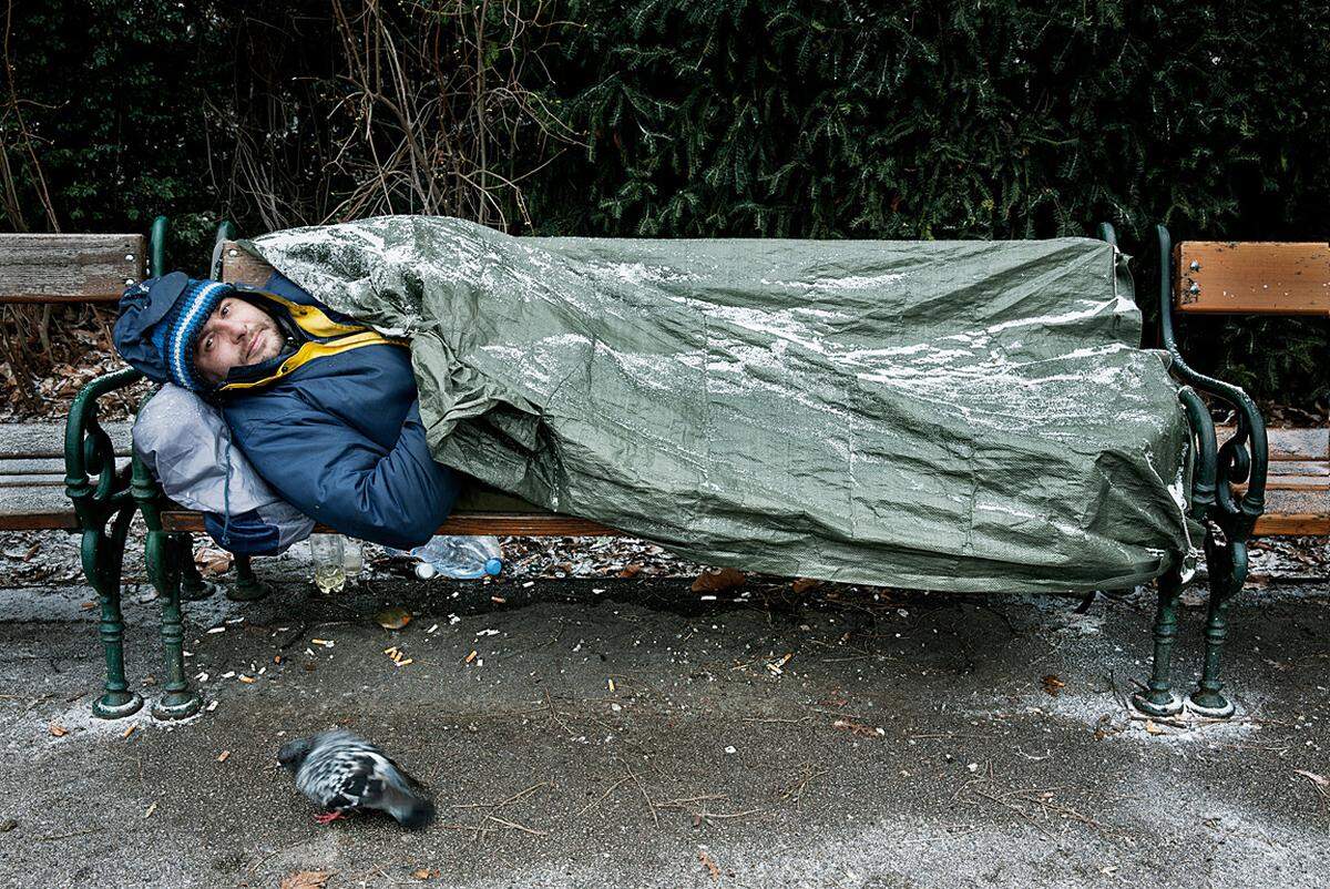 Im Winter 2012 sei er auf einem seiner Spaziergänge durch Wien auf die Unterschlupfe gestoßen, erzählt Ilgner der Presse.com. Notschlafstellen, errichtet aus Plastikplanen, Styropor und Decken. Foto: Lukas Ilgner "Shelter" 