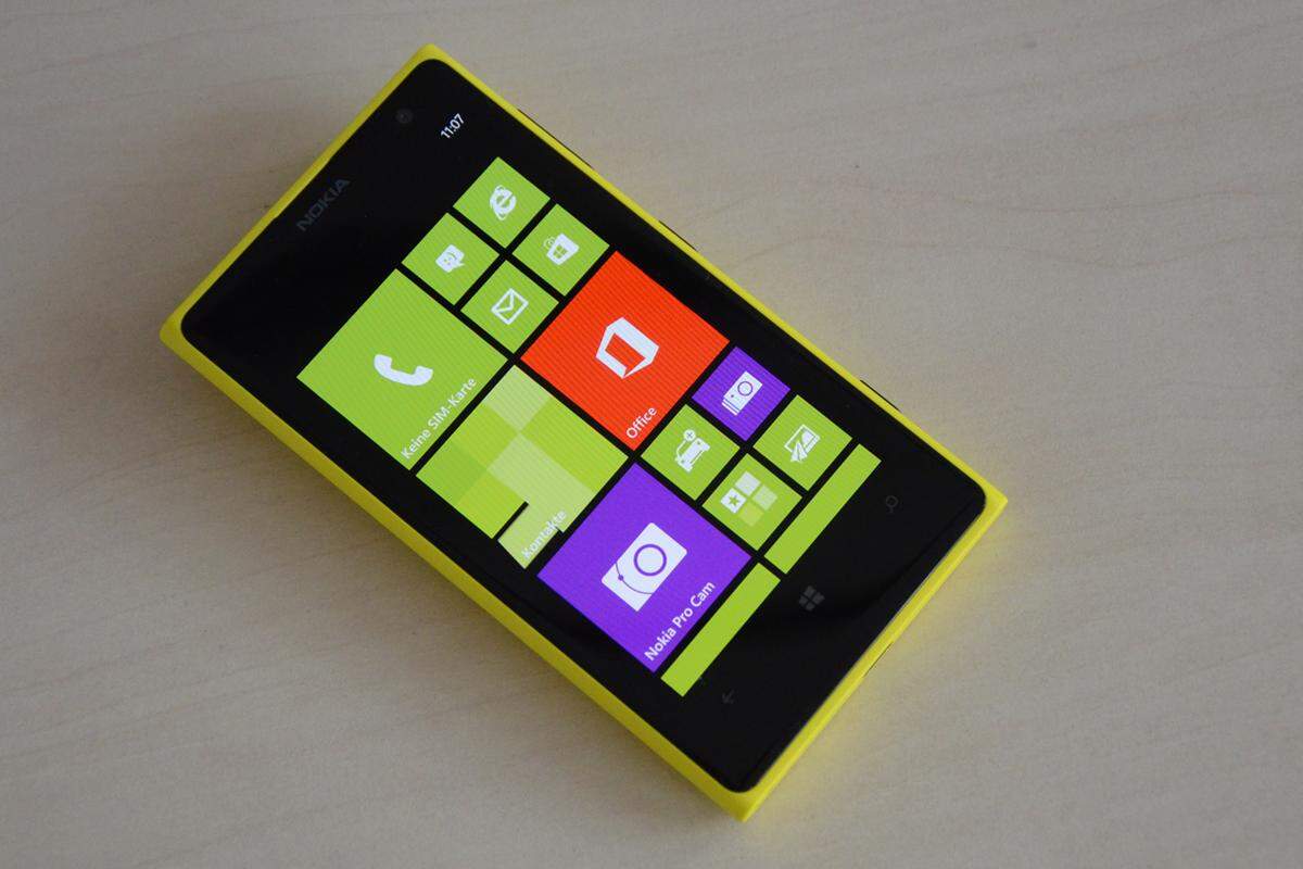Der typische Windows Phone 8 Homescreen mit seinen Live-Tiles. Eine Benachrichtigungszentrale wie bei Android und iPhone gibt es nicht.