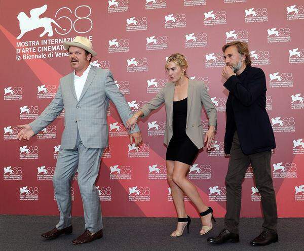 Im Sturmschritt, Marsch! Roman Polanski hat sich trotz der Uraufführung seines Wettbewerbsfilms "Carnage" nicht bei den Filmfestspielen von Venedig blicken lassen - er durfte nämlich nicht einreisen. Christoph Waltz, Kate Winslet und John C. Reilly haben ihn schwungvoll vertreten.