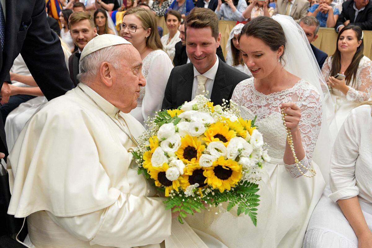 9. August. Der Papst emfping ein Brautpaar bei der Generalaudienz im Vatikan.