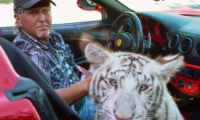 Jeff Lowe mit einem weißen Tiger im Ferrari