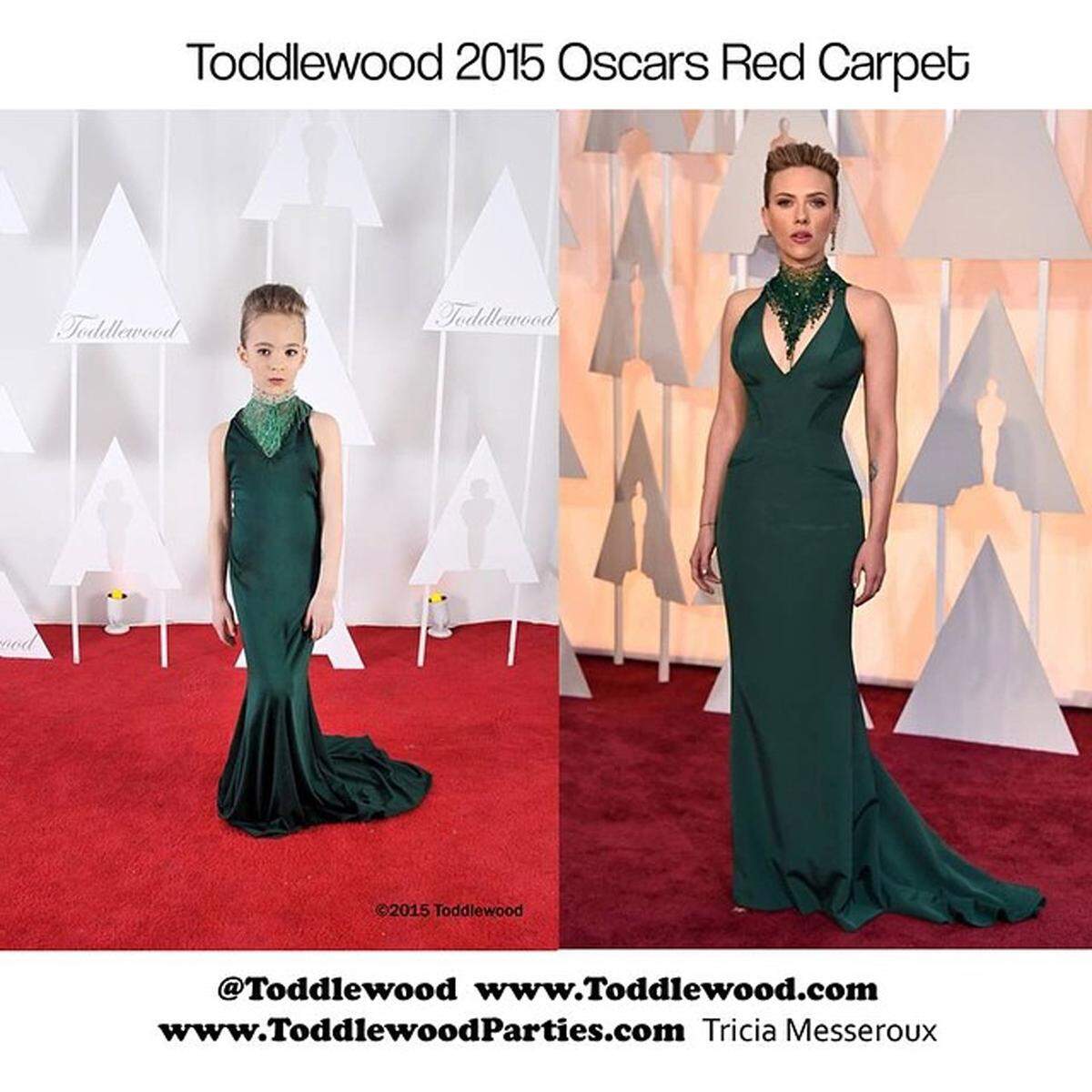 Strenger Blick, glatte Frisur. Scarlett Johanssons Smaragd-Look von Versace im Miniformat.