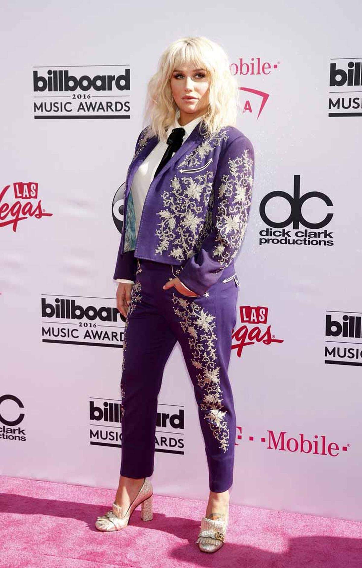 Kesha zollte in einem Anzug von Nudie Cohn Prince und Bob Dylan Tribut.