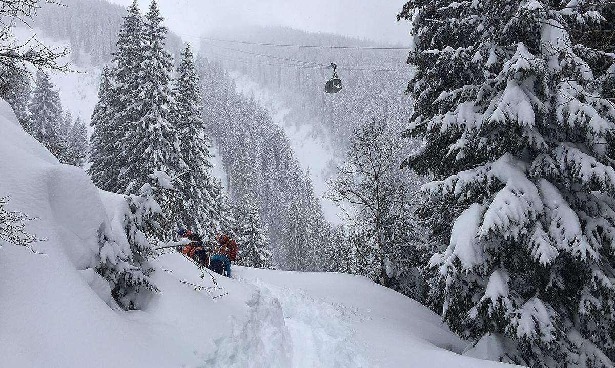 Der Mann hat laut eigenen Angaben aufgrund der schlechten Sichtverhältnisse unfreiwillig die Piste verfehlt und ist dann immer mehr ins unwegsame Gelände gekommen. Die Nacht verbrachte er in einer selbst gebauten Schneehöhle unter einem Baum.