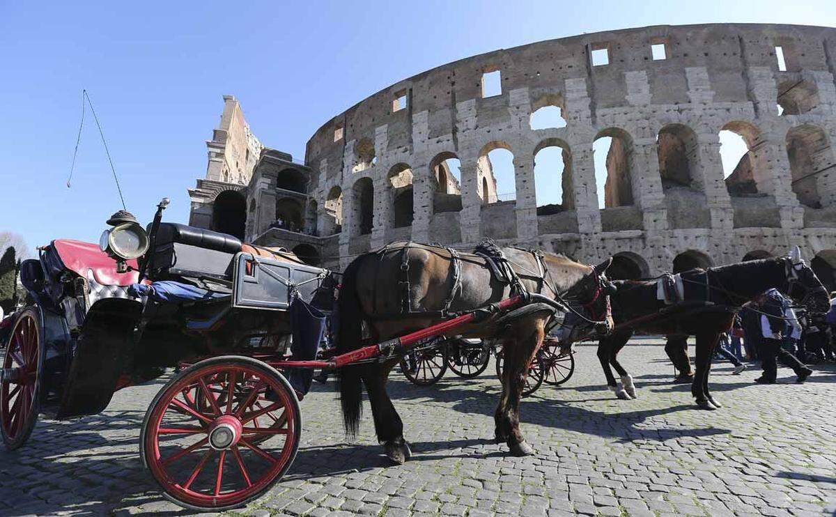 Die italienische Metropole hat mit ihren Sehenswürdigkeiten und Museen einen klaren Vorteil. Neben Colosseum und Trevibrunnen kann man auch abseits der Touristenpfade in den vielen ruhigen Gärten Erholung finden, einen Abstecher ans Meer nach Sperlonga machen oder sich in der Kirche Santa Maria eine Hand abbeißen lassen.