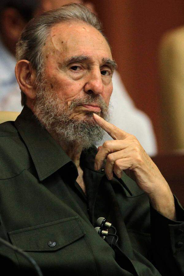 Mehr als 600 Mordkomplotte soll die CIA angeblich gegen ihn geschmiedet haben, und seit Jahren wurden immer wieder Zweifel laut, ob er überhaupt noch lebe. Nun starb er im Alter von 90 Jahren. Vom Befreier zum autoritären Herrscher, vom „Maximo Lider“ zum Mann im Hintergrund: Castro zählte zu den prägenden politischen Figuren des 20. Jahrhunderts.  (Von Maria Kronbichler)