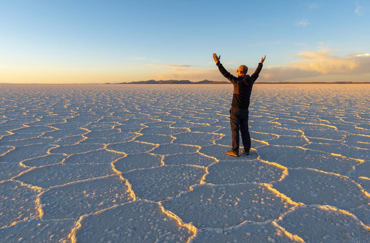Bolivien: Abertausende Salzwaben formen den Salar de Uyuni, den größten Salzsee der Welt. Das Gourmetrestaurant „Gustu“ (rechts) verwendet ausschließlich Zutaten des Landes.