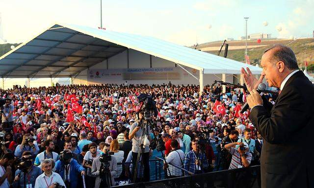 Erdogan (r.) mit Volk